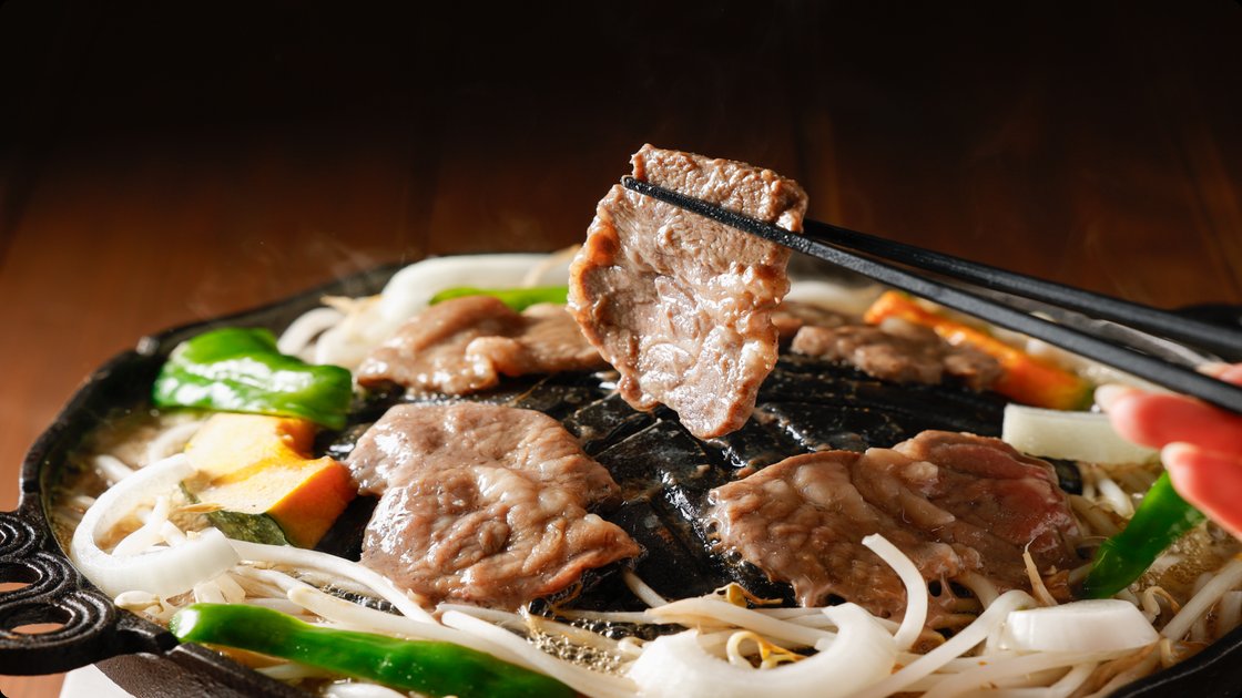 ジンギスカン用鍋で焼く様子