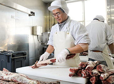 精肉加工の様子